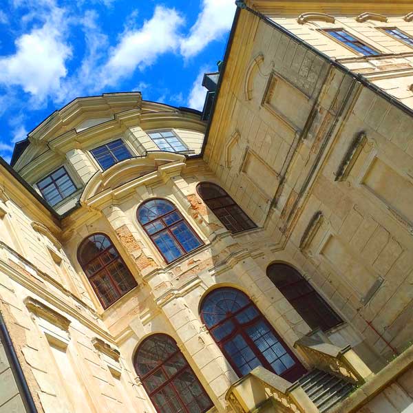 Замок Карлова Коруна - экскурсия AndyGo по Чехии